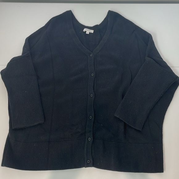 VETTA The V-Neck Oversized Sweater - Picture 4 of 6